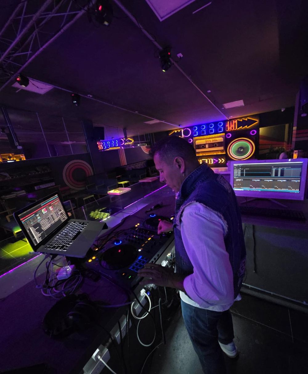 DJ profesional de AlexDJ Producciones en cabina