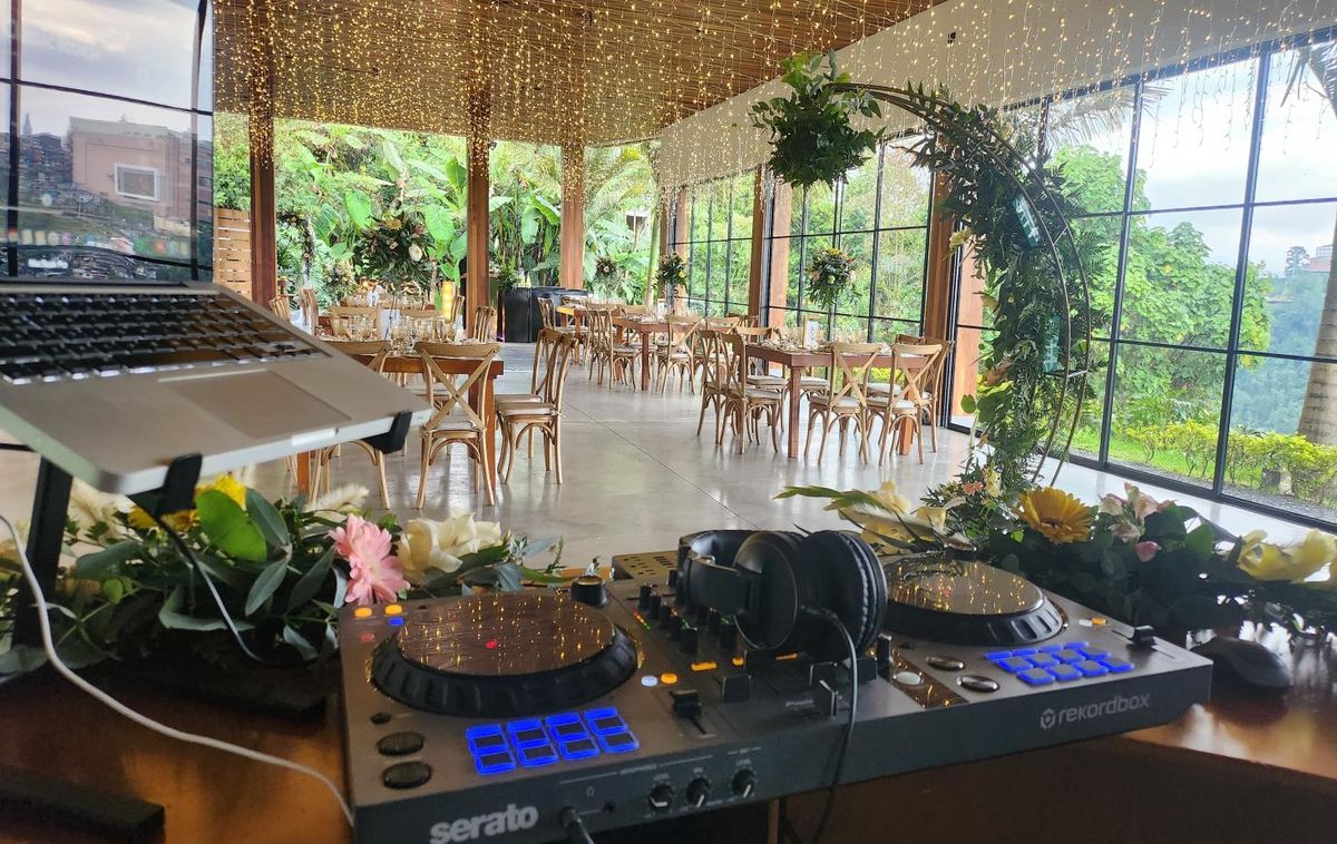 Montaje de sonido y decoración en un evento de AlexDJ Producciones