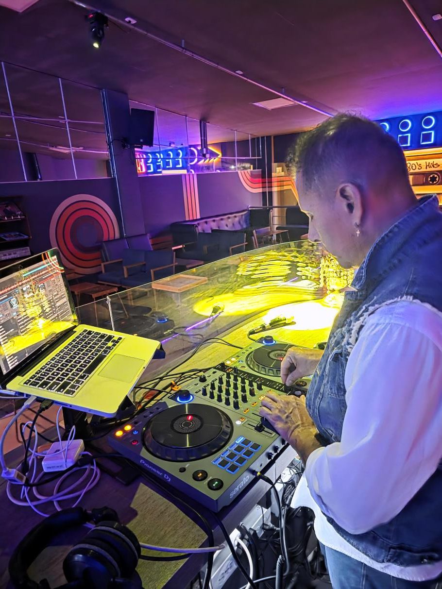 Alex, DJ y fundador de AlexDJ Producciones, en cabina