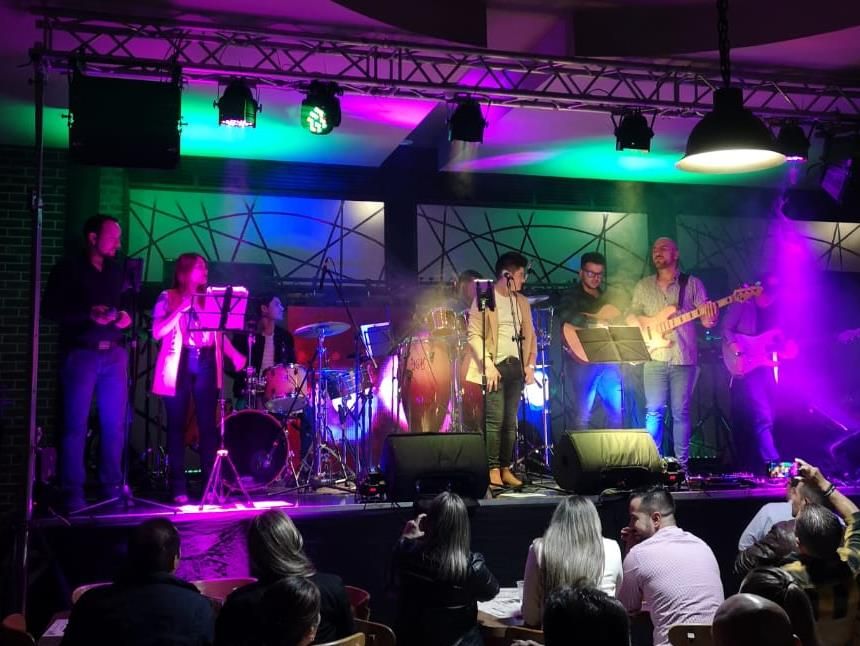Iluminación inteligente en escenario con agrupación musical