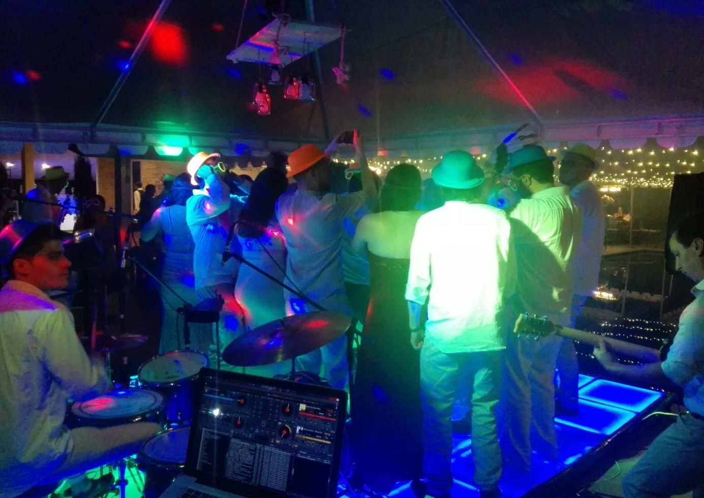 Invitados celebrando con música en vivo en evento de AlexDJ Producciones