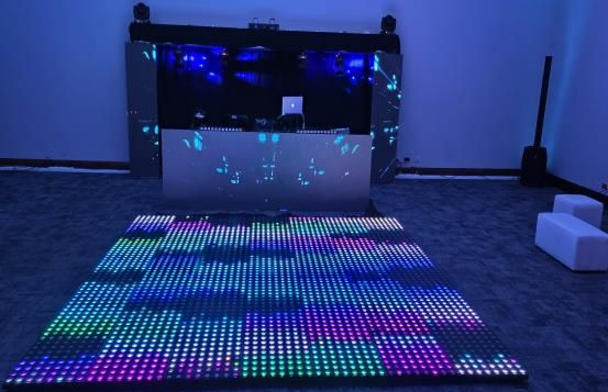 Consola DJ sobre pista LED