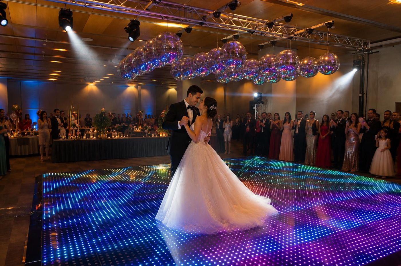 Pareja bailando sobre pista LED interactiva en su boda