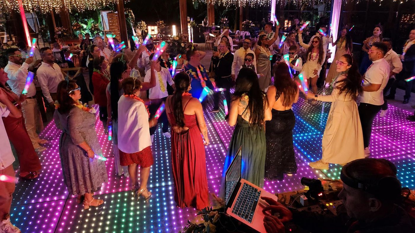 Pista de baile con luces LED durante un evento de AlexDJ Producciones