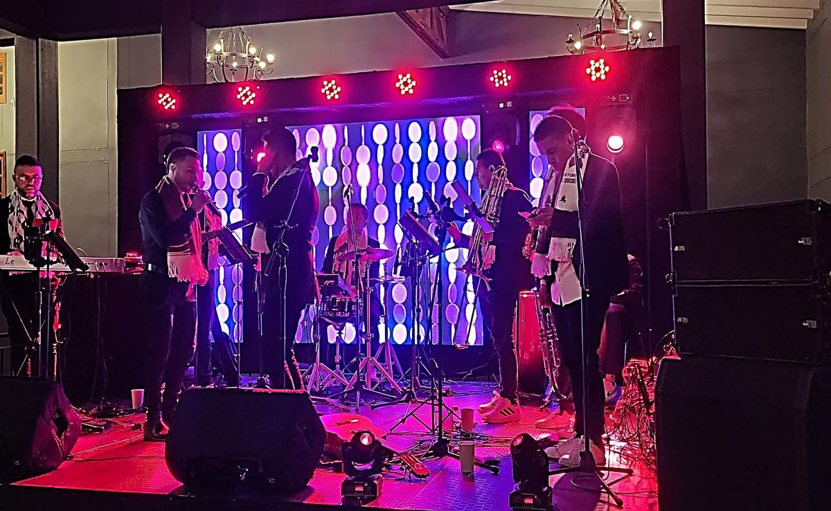 Agrupación musical con sonido profesional en evento